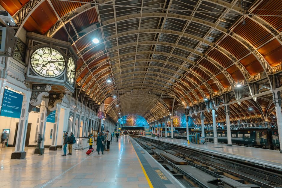 橫貫鐵路(Elizabeth line)帕丁頓站月台,展示通勤便利性