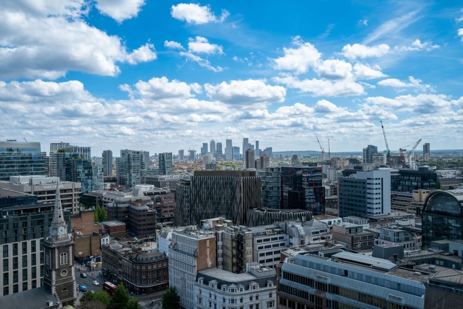 倫敦再生區新建案天際線鳥瞰，象徵 2026 年市場轉型機遇