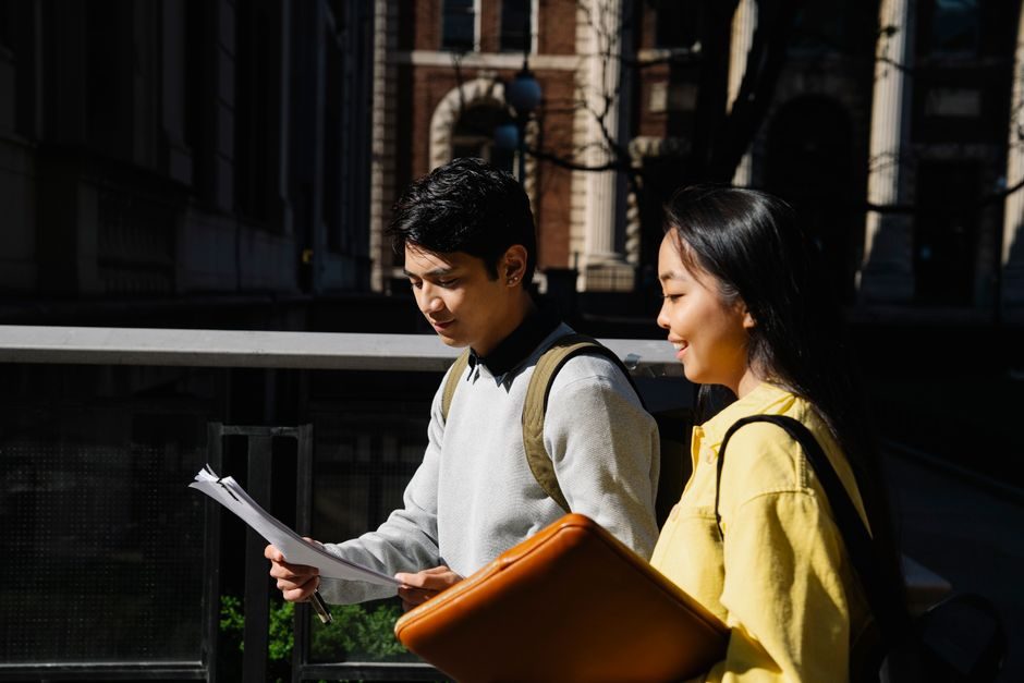 倫敦布盧姆茲伯里大學校區街道，留學生來往穿梭