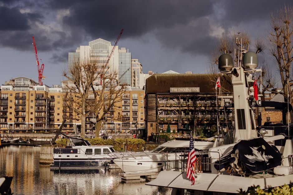 倫敦 River Lea 河畔 Poplar E14 區更新帶，遠眺 Canary Wharf 金融城地平線