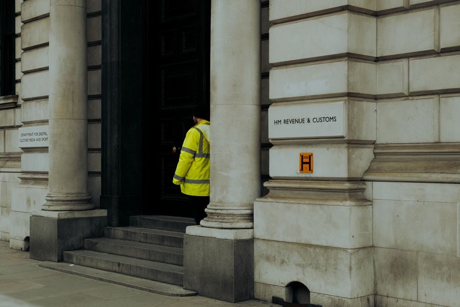 英國稅務文件與計算器，象徵 Tax Band 所得稅級距與市政稅評估的重要性